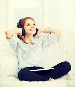 家庭,休闲,新技术音乐微笑的小女孩与平板电脑耳机家里图片