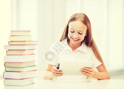 教育,学校,技术互联网小学生女孩与平板电脑书籍学校图片