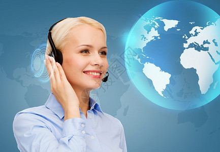 厦门国际中心商业,技术呼叫中心友好的女帮助热线运营商与耳机设计图片