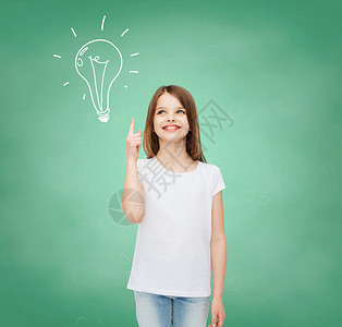 广告,手势,教育,童人微笑的小女孩穿着白色T恤,手指指向绿色的木板与涂鸦背景图片