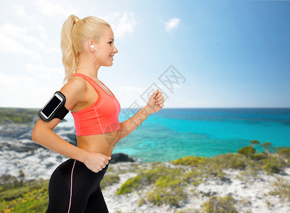 运动,锻炼,技术,互联网医疗保健微笑的运动女跑步听音乐智能手机图片