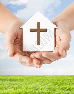 宗教,基督教慈善近距离的妇女手纸屋与基督教十字符号蓝天上与草的背景人类高清图片素材