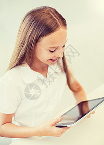 教育,学校,技术互联网微笑的小学生女孩与平板电脑电脑学校图片