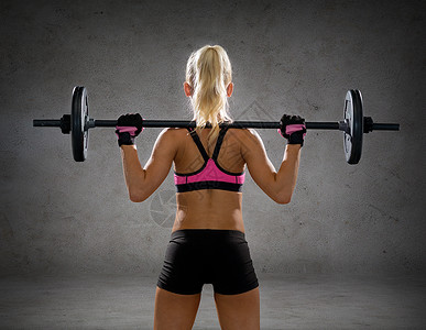 健身,运动节食的运动的女人锻炼后的杠铃混凝土墙壁背景背景图片
