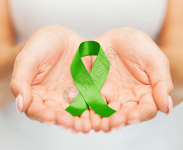 保健医学女手握绿色器官移植意识丝带图片
