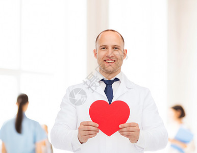 医学,专业,慈善医疗保健微笑的男医生与红心超过医生图片