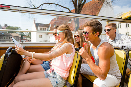 友谊,旅行,假期,夏天人的群微笑的朋友乘坐旅游巴士旅行图片