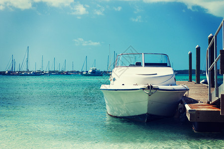 度假,旅行海洋蓝海的白船背景图片