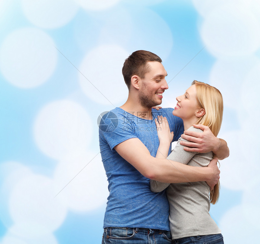 爱家庭观念微笑的夫妇拥抱看着方图片