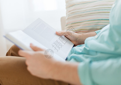 休闲,教育,文学家庭近距离的人,坐躺沙发上,家里看书图片