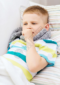 童,医疗医学生病的男孩流感咳嗽家里图片