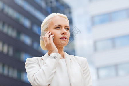 商业,技术人的严肃的女商人与智能手机办公楼上交谈图片