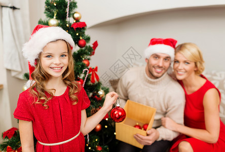 家庭,诞节,幸福人的微笑的家庭诞老人帮助帽子装饰诞树背景图片