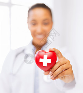 医疗保健医学女非裔美国医生着红色十字符号的心脏图片