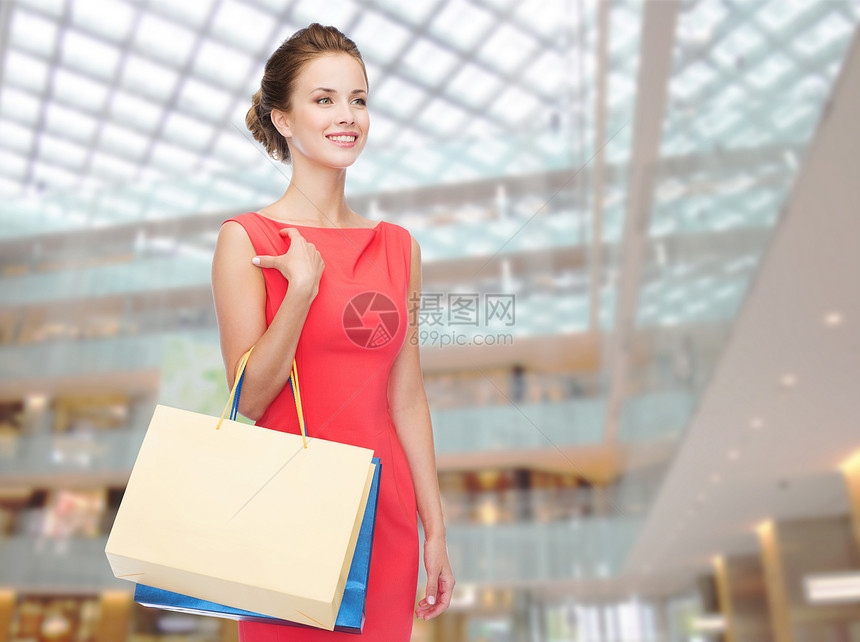 购物,销售,诞节假日微笑优雅的女人穿着红色连衣裙购物袋图片