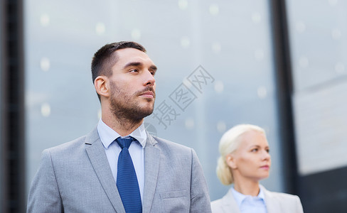 商业,伙伴关系,成功人的密切严肃的商人女商人站办公楼上空图片