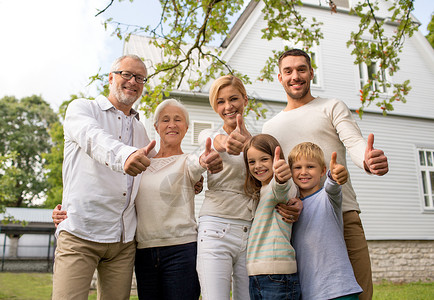 家庭幸福世代家庭人的幸福的家庭站房子前,户外竖大拇指图片