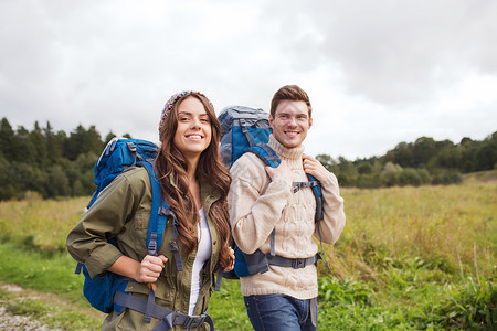 冒险,旅行,旅游,徒步旅行人们的微笑的夫妇步行与背包户外图片