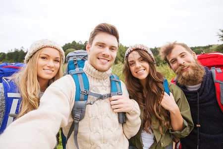 冒险,旅行,旅游,徒步旅行人的群微笑的朋友,背包户外自拍图片