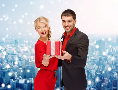诞节,假日,情人节,庆祝人们的微笑的男人女人与现的雪城背景图片