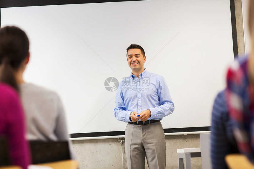 教育,高中,队合作人的微笑老师站白板前学生教室里图片