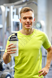 运动,健身,生活方式人们的微笑的人与蛋白质瓶健身房图片