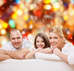 家庭,童,假期人微笑的母亲,父亲小女孩红灯的背景图片