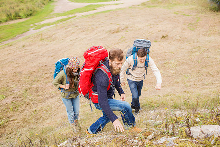 冒险,旅行,旅游,徒步旅行人的群微笑的朋友背包爬山图片