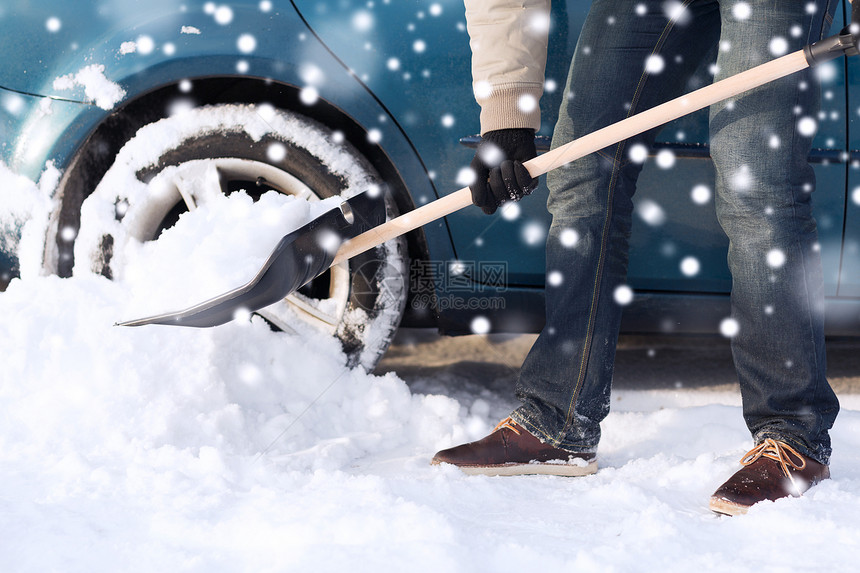 交通,冬天,人车辆的特写的人挖雪与铲子附近的汽车图片
