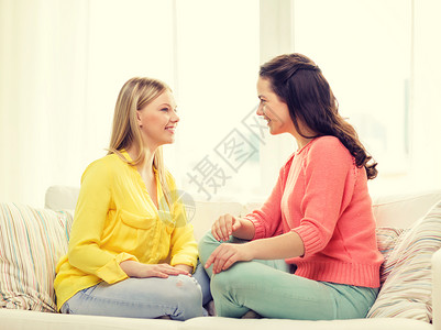 友谊幸福的两个女朋友家聊天图片