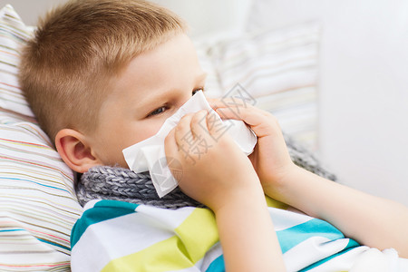 童,医疗医学生病的男孩流感家里鼻子高清图片
