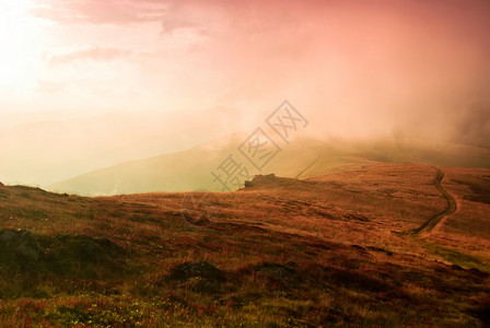 秋天的山丘喀尔巴阡山脉阳光下高高升图片
