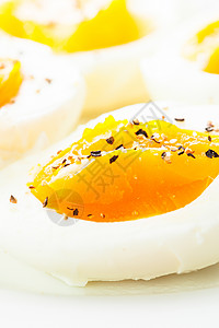 新鲜煮鸡蛋与香料图片