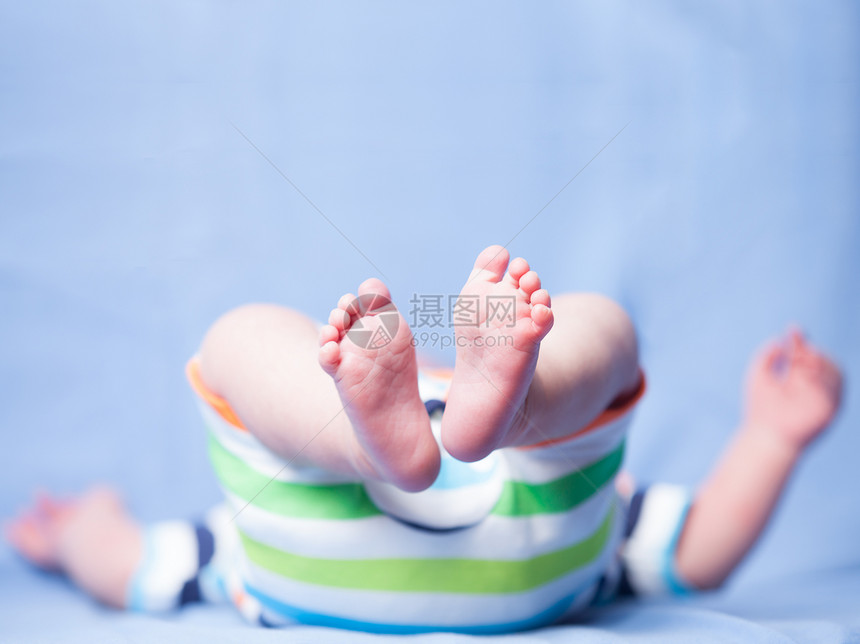 个月的宝贝专注于小婴儿的脚图片