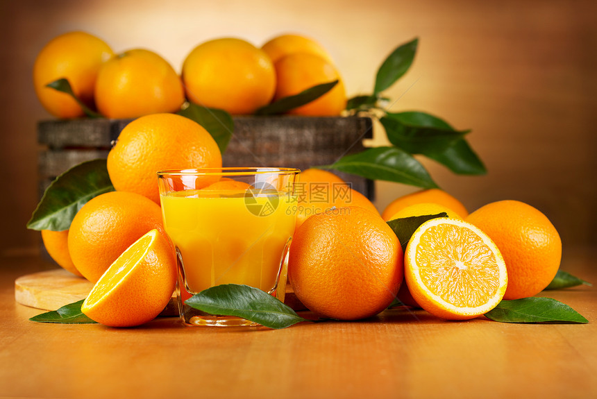 杯橙汁新鲜水果图片