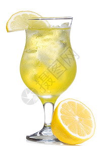 白色背景上带柠檬的黄色鸡尾酒图片