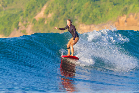女孩印度尼西亚冲浪的照片伦博克岛泡沫高清图片素材