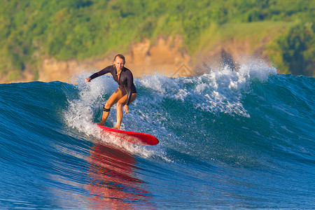 女孩印度尼西亚冲浪的照片伦博克岛海高清图片素材