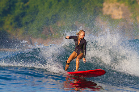 女孩印度尼西亚冲浪的照片伦博克岛海岸高清图片素材