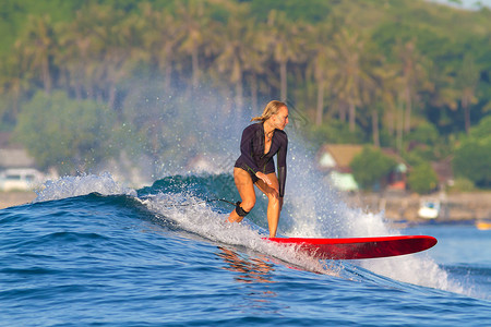 女孩印度尼西亚冲浪的照片伦博克岛环境的高清图片素材