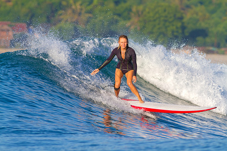 女孩印度尼西亚冲浪的照片伦博克岛绿色高清图片素材