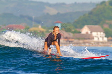 女孩印度尼西亚冲浪的照片伦博克岛美丽的高清图片素材