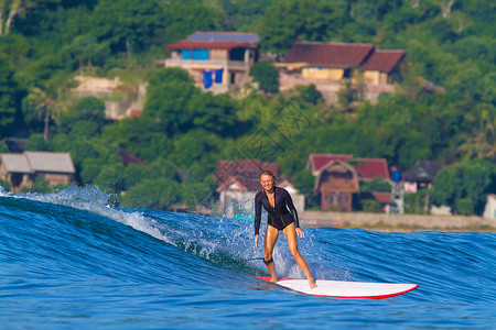 女孩印度尼西亚冲浪的照片伦博克岛美女高清图片素材
