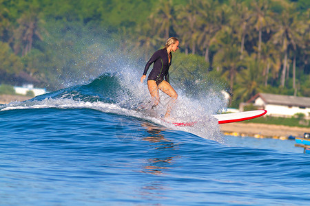 女孩印度尼西亚冲浪的照片伦博克岛自然高清图片素材