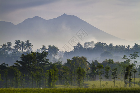 林贾尼火山印度尼西亚伦博克岛Rinjani火山的景观背景