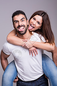趣的爱情夫妇互相拥抱的肖像高清图片