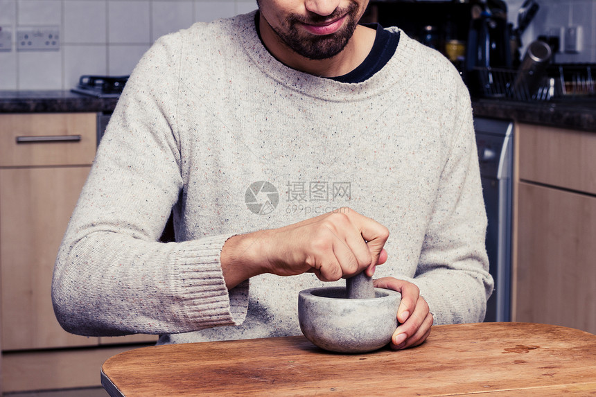 轻人厨房里磨香料图片