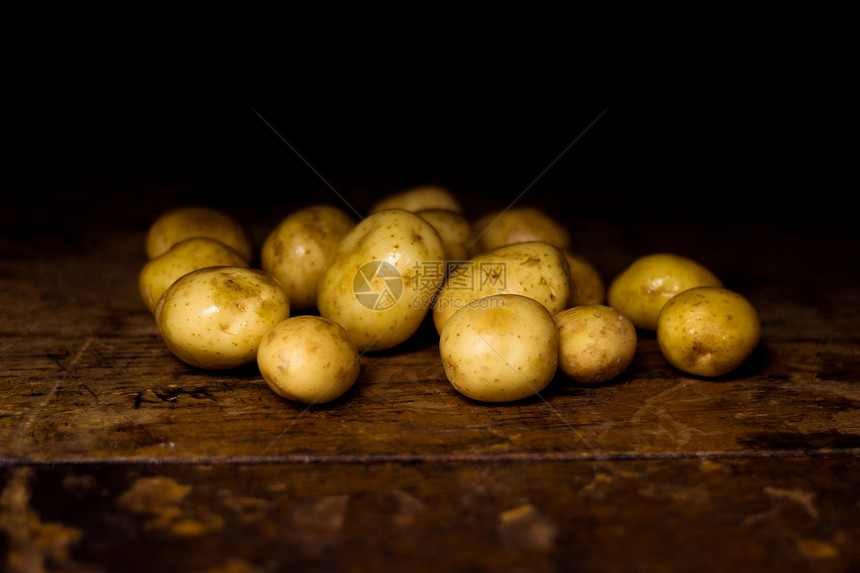 木制表的土豆图片