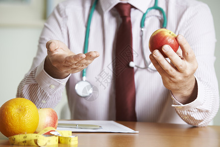 拿苹果男人医生给出健康饮食的建议背景