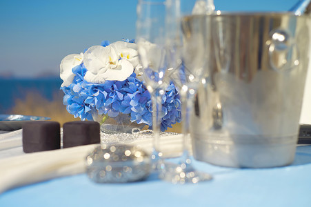 白色蓝色的婚礼配件图片